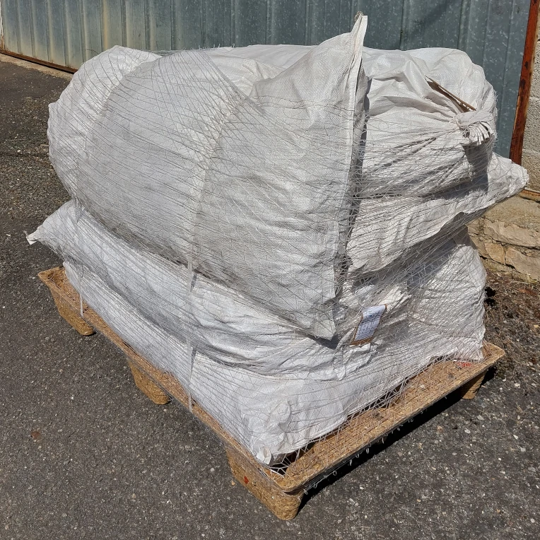 Conditionnement des racines de gentiane sèches en sacs de 25kg